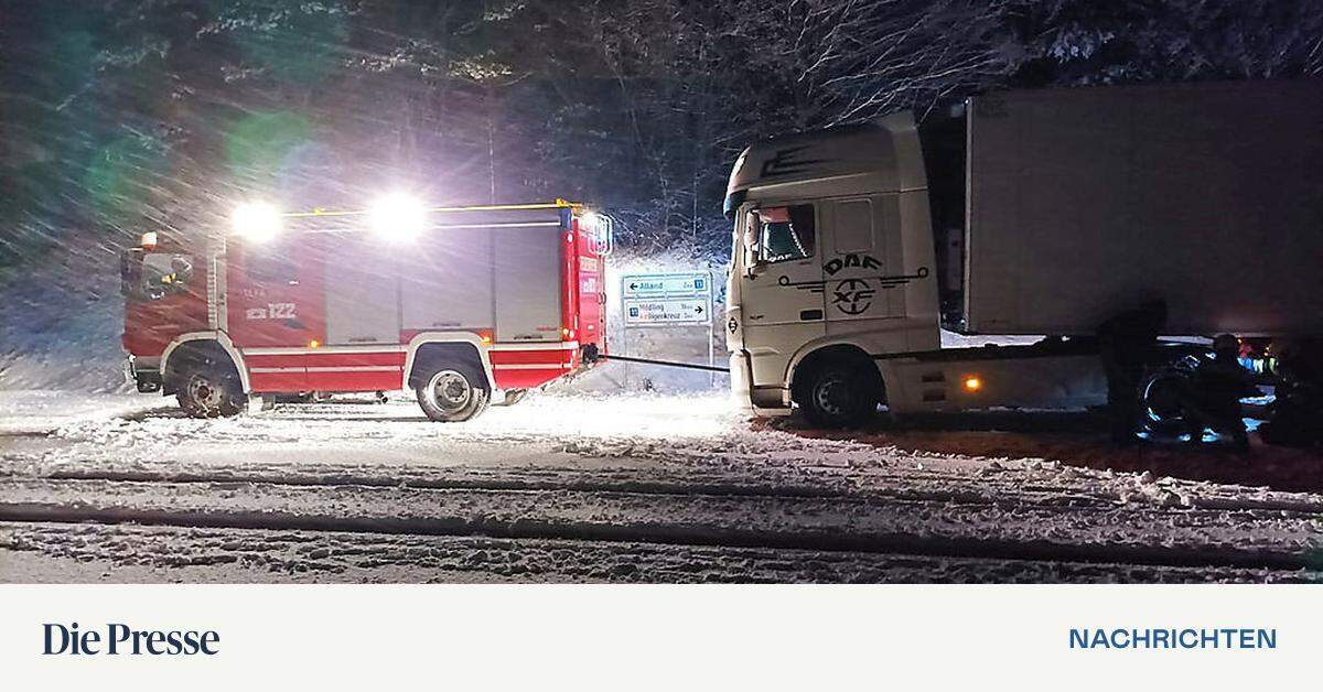 Starke Schneefälle sorgen für zahlreiche Verkehrsbehinderungen in