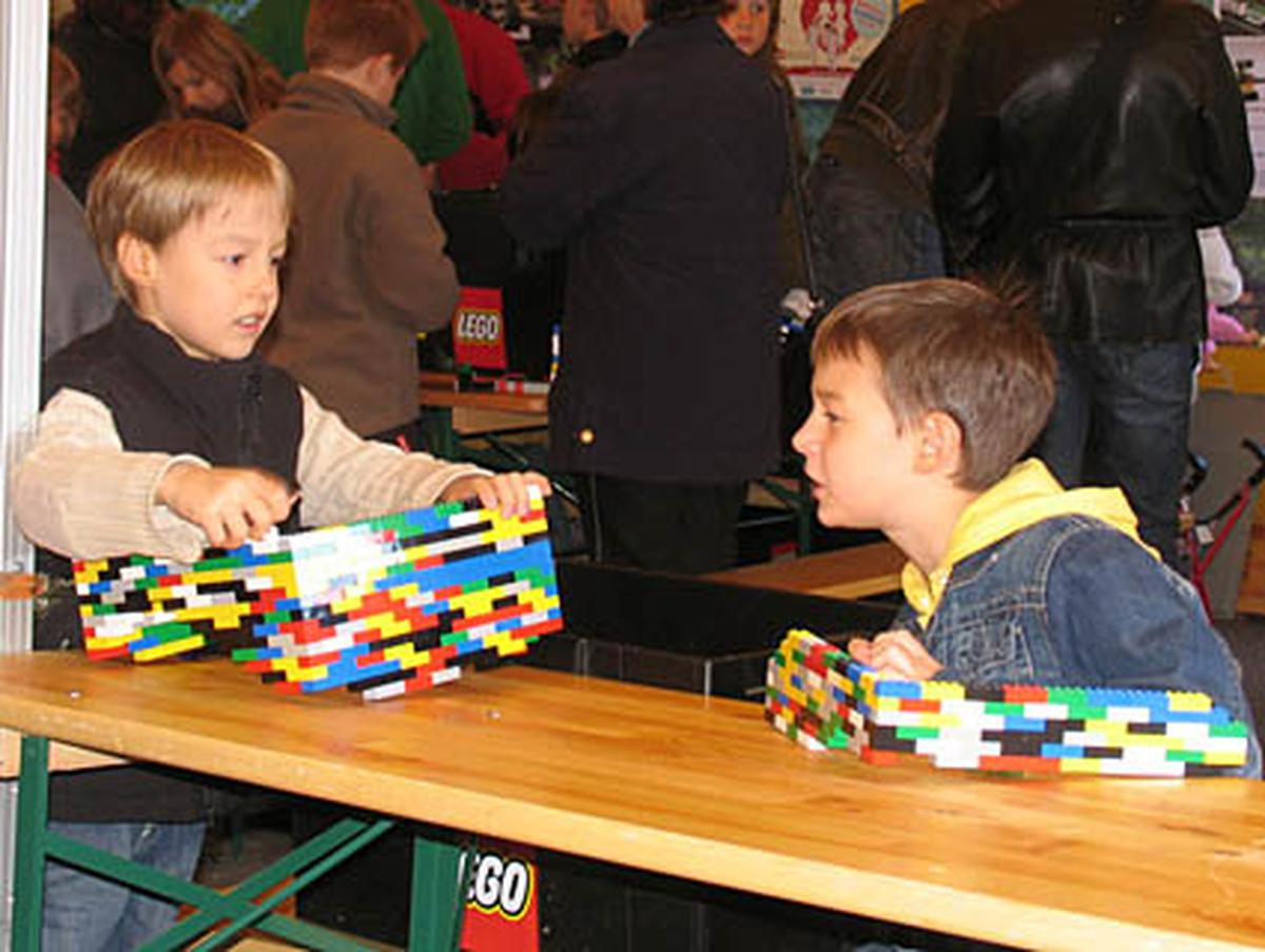 Kinder bauten höchsten Lego Turm DiePresse