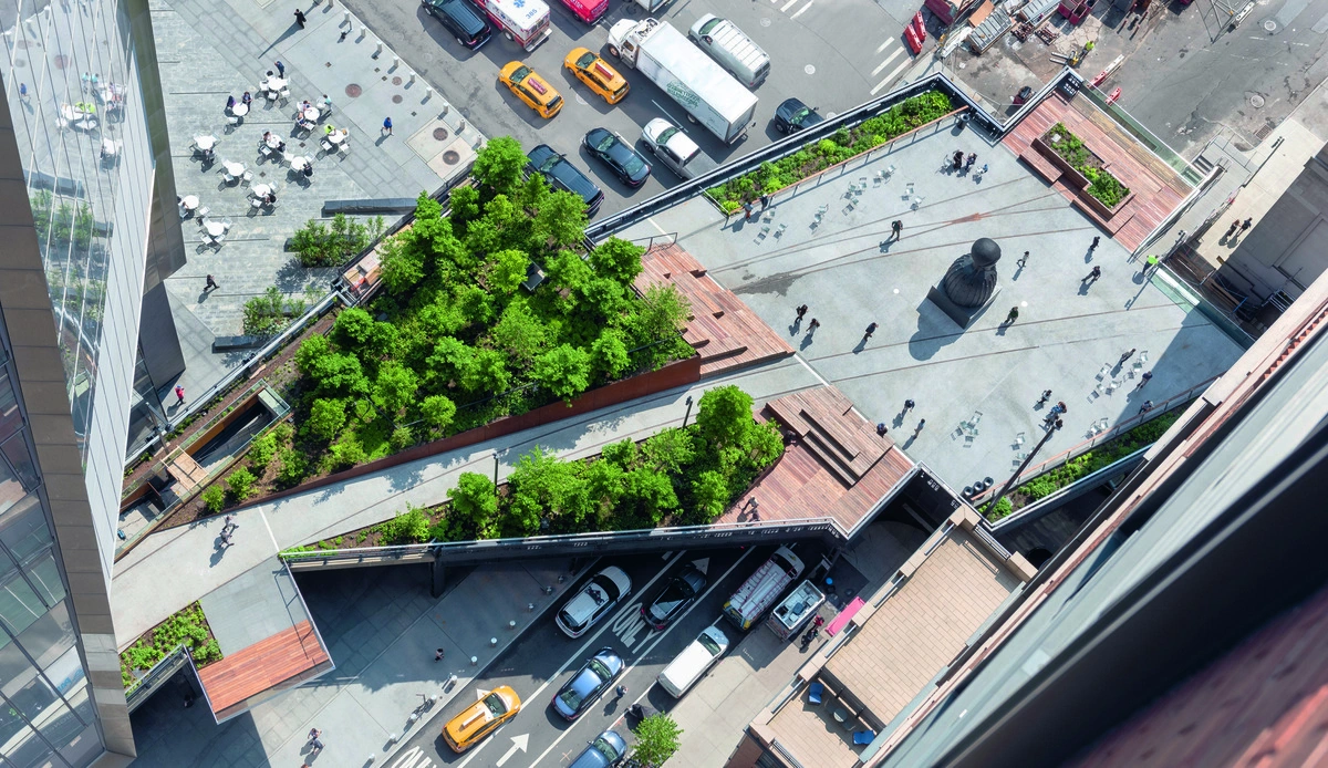 New York City: City landscape instead of elevated railway line: High Line Park.