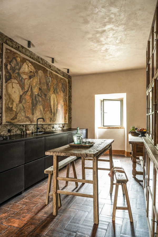 Rich in contrast: The kitchen is brand new and made of patinated steel.