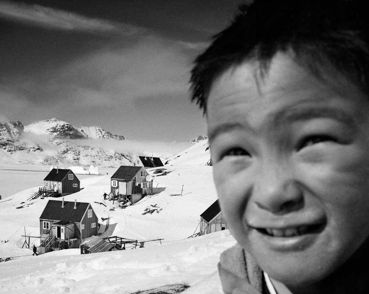 Wie überall in Grönland waren auch die Kinder in Sermiligaaq, einem kleinen, abgeschiedenen Dorf, sehr lebhaft und sprangen Axelsson vor die Linse. Sermiligaaq, Grönland.