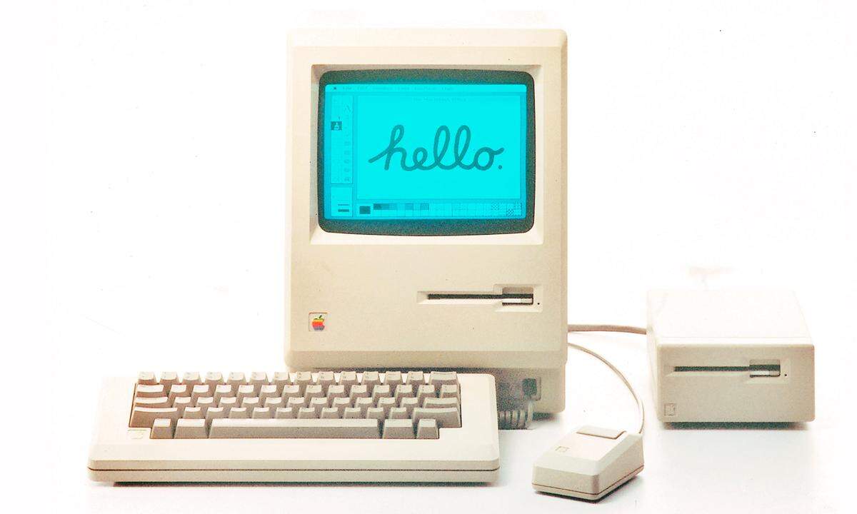 Der Macintosh. Nicht nur sollte der Rechner auch 30 Jahre nach seiner Einführung namentlich in den neuen Produkten weiterleben, er sollte auch Apple aus der erfolglosen Lisa-Zeit helfen. Zwar war die Nachfrage nach dem Original-Modell eher gering, aber das Unternehmen passte sich schnell den technischen Bedürfnissen der Kunden an. Wie auch Lisa hatte der Macintosh eine grafische Benutzeroberfläche und eine Maus. Hübsch war er aber auch schon für damalige Begriffe nicht.