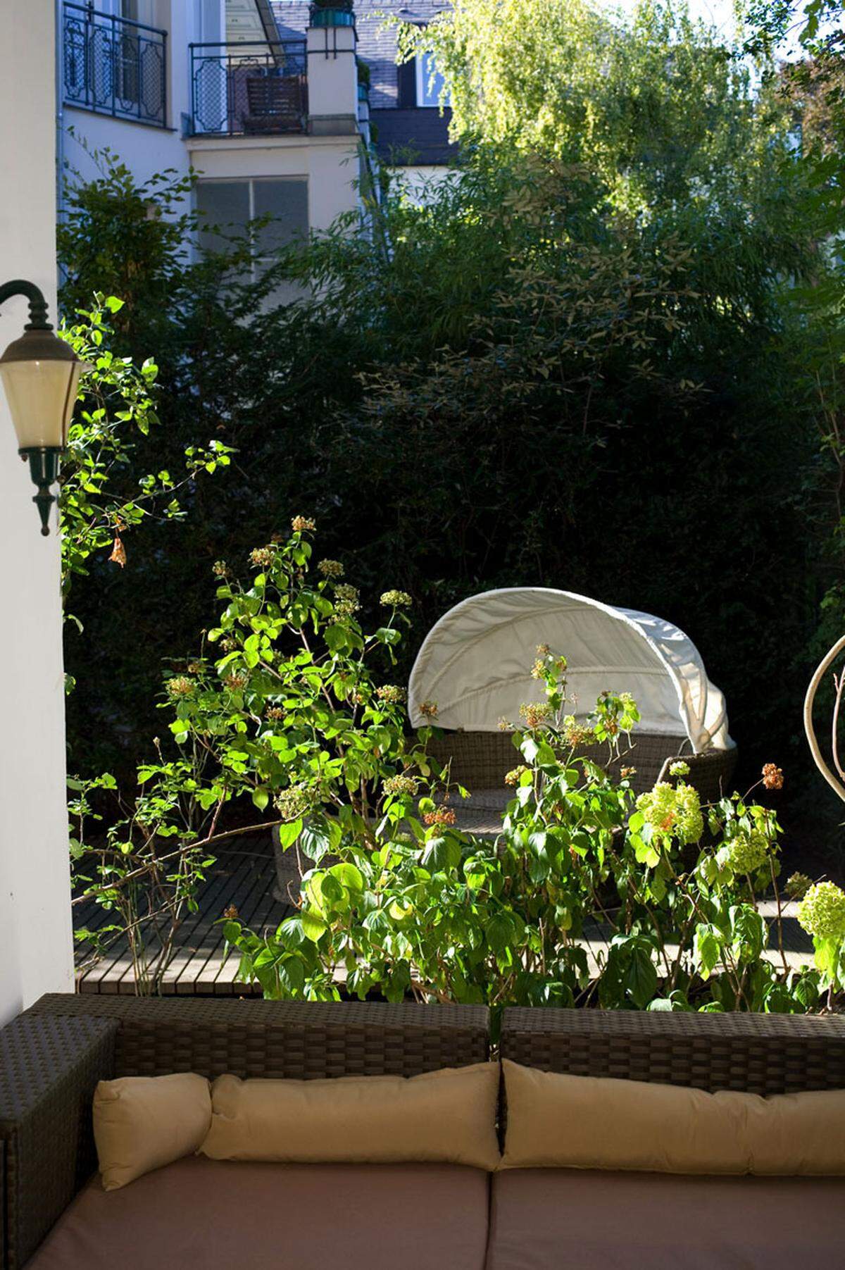 Die Terrasse hat den romantischen Charme eines Wiener Cottages. Nicht perfekt getrimmt, wirkt der Garten nicht amerikanisch laut, sondern eher europäisch leise. Dieser Mix aus Luxus und Tradition ist es, was Canisius zu Hause umsetzen möchte.