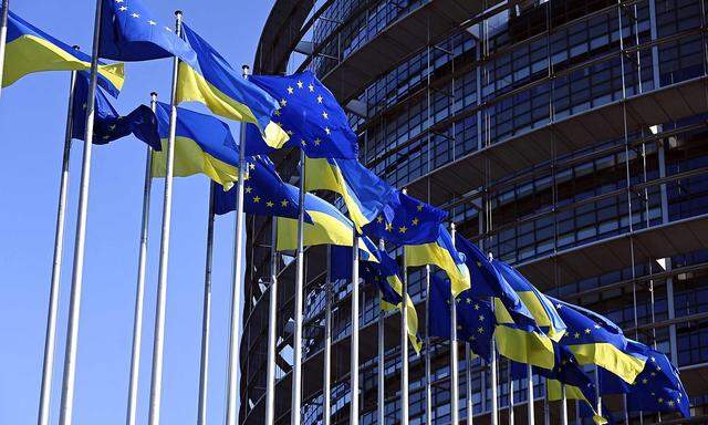 Ukrainische Flaggen wehen vor dem europäischen Parlament in Straßburg.