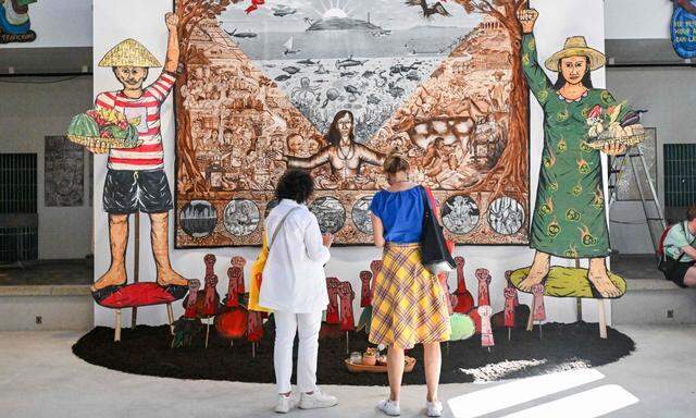 Das ehemalige Hallenbad Ost wurde mit kunterbunter Protestkunst aus Indonesien geflutet. 