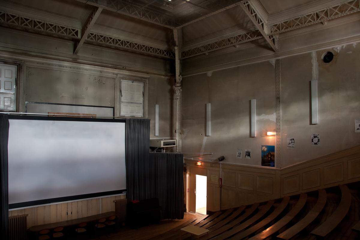 Die Bauweise des großen Auditoriums der Cité Scolaire Jean-Baptiste Say verweist auf die Zeit der Industrialisierung. Heute werden die Räumlichkeiten für Vorführungen des schuleigenen Kinoclubs und Versammlungen genützt.