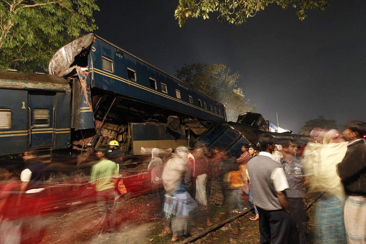 Narsingdi , Bangladesh. Der Frontalzusammenstoß zweier Züge fordert sieben Tote und mehr als 50 Verletzte.