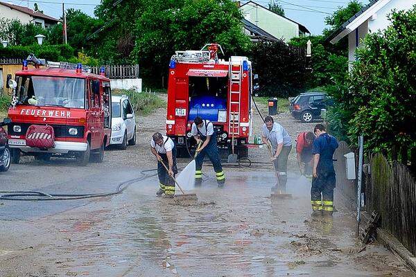 In Enns und Schwertberg haben Muren die Straßen verlegt.