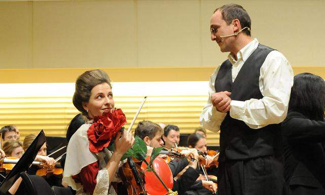 Kulturvermittler bringen Kindern Mahlers Musik in Gestalt des Komponisten und dessen Muse näher.