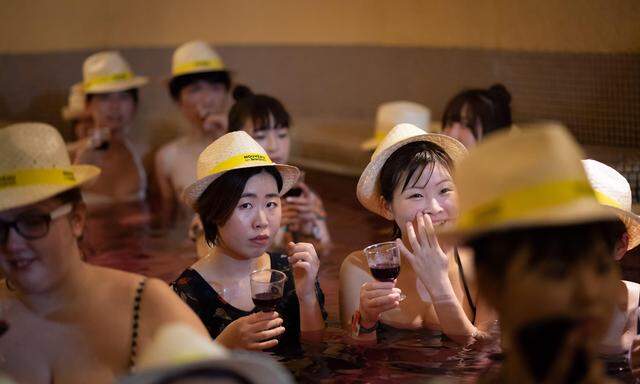 Ist Betrunkenheit im Westen ein „kultureller Freifahrtschein“? Gäste im japanischen Spa Hakone Yunessun (wo man in Wein baden kann).