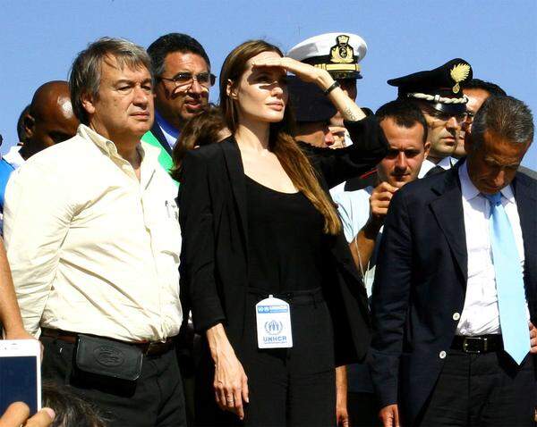 Flüchtlingshochkommissar Antonio Guterres (links neben Jolie) lobte auf Lampedusa die Arbeit der Behörden und Hilfsorganisationen bei der Bewältigung des Migrantenstroms aus Nordafrika.