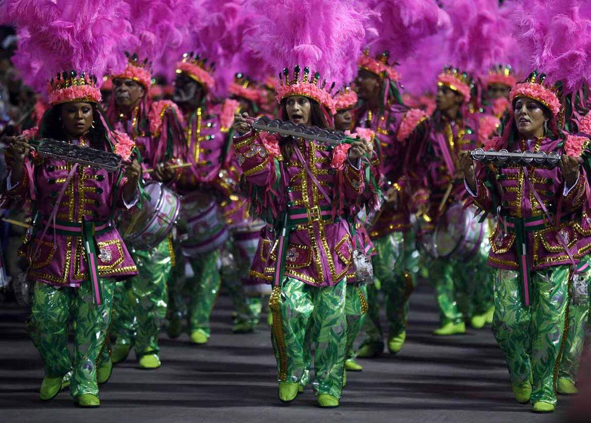 Prächtige Kostüme und Festwägen, rythmische Tänzerinnen und gute Musik. Der Karneval gilt als eines der größten Feste der Welt. Die Tanzschulen arbeiten ein Jahr auf die Feierlichkeiten hin, eine spektakuläre Show ist also garantiert.