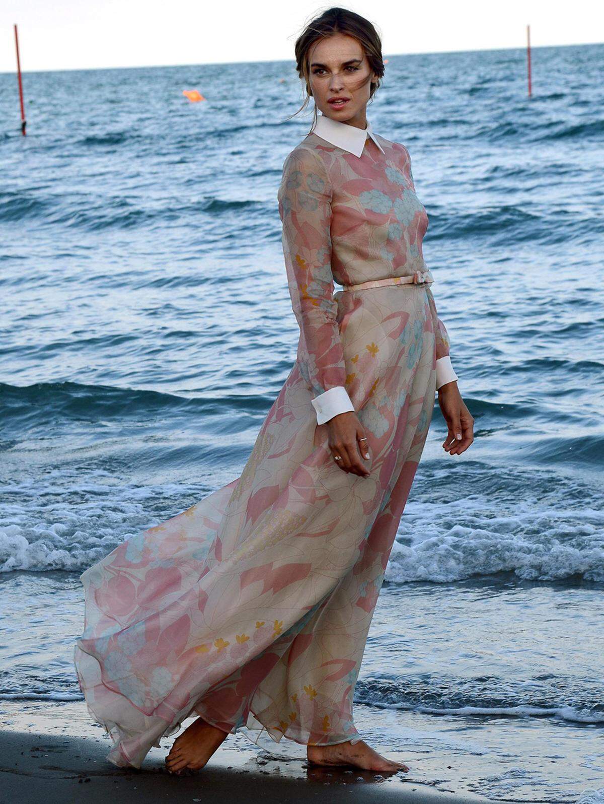 ... am Meer in einem Kleid von Valentino ...