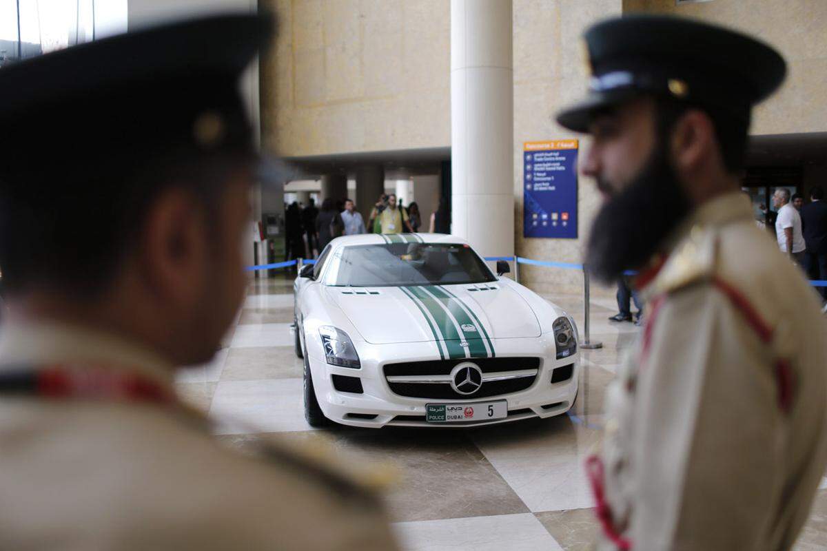 Die technischen Details zu einigen der in Dubai eingesetzten Polizeiwagen. Im Bild ist der Mercedes SLS zu sehen.