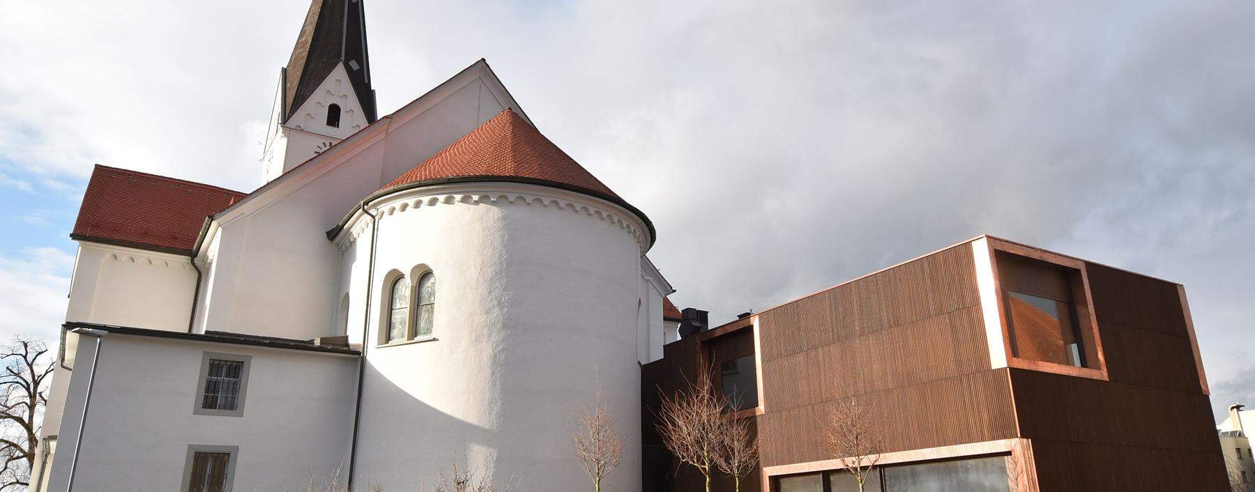 Außenansicht der Pfarrkirche St. Georg in Lauterach mit neuem Pfarrheim.