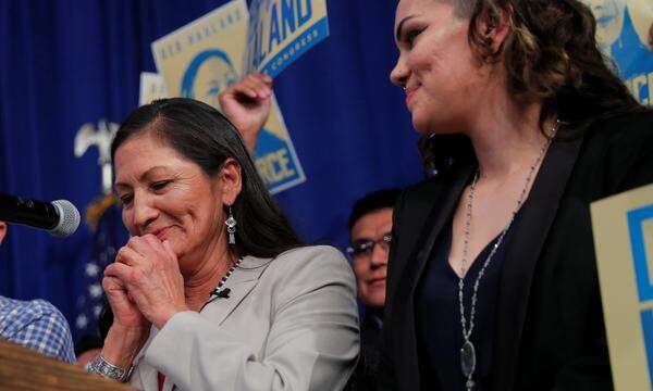 Deb Haaland und Sharice Davids ziehen als erste US-Ureinwohnerinnen in den Kongress ein. Die promovierte Juristin Haaland (57, im Bild) und Angehörige des Volkes der Laguna war von 2013 bis 2015 Verwalterin des Ureinwohnergebiets San Felipe Pueblo, danach wurde sie zur Chefin der Demokratischen Partei in New Mexico gewählt. Als Freiwillige half sie den demokratischen Präsidentschaftskandidaten John Kerry und Barack Obama bei ihren Wahlkämpfen.