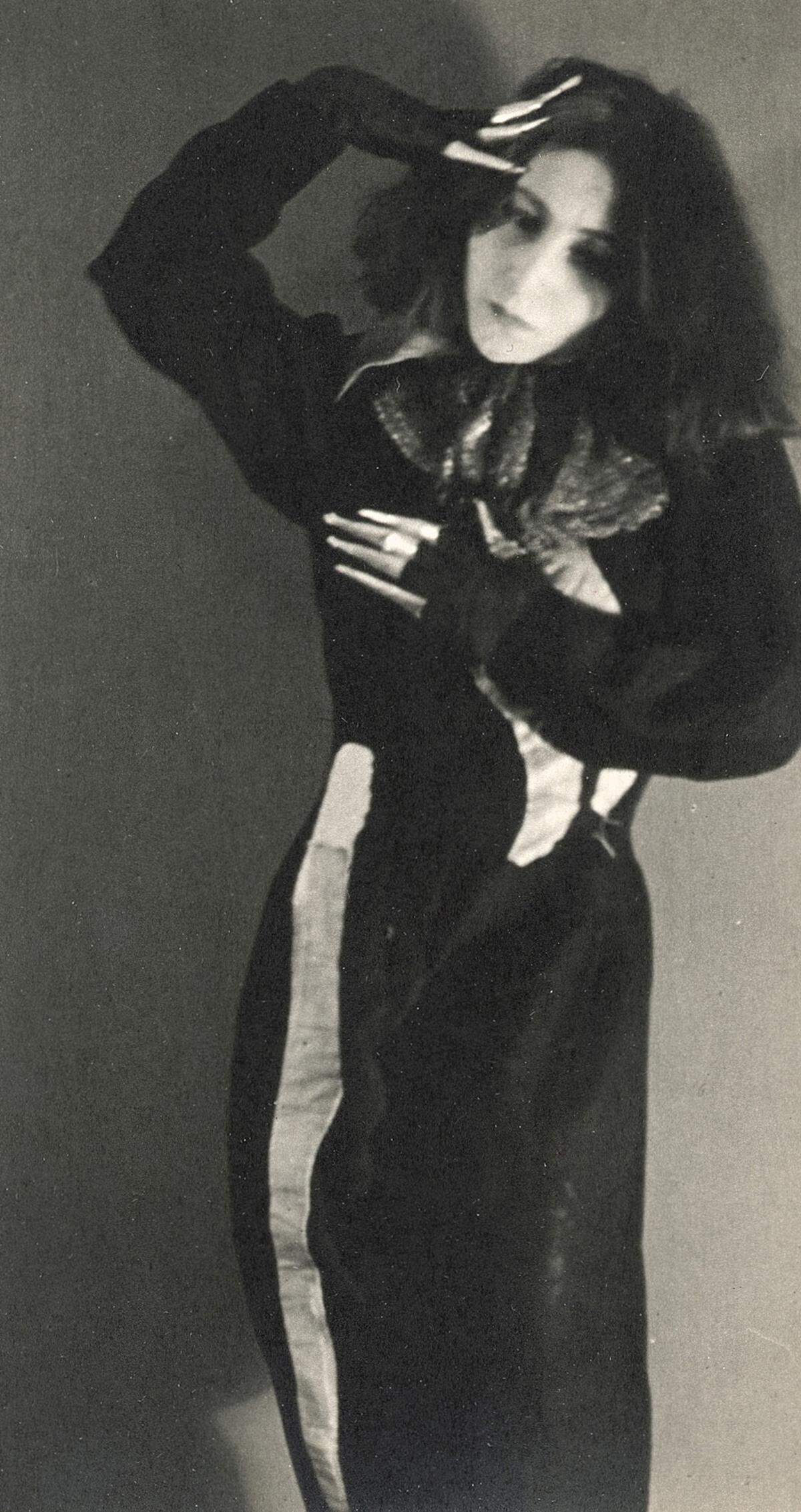 Martin Imboden: Die Tänzerin Gertrud Kraus, um 1929 Anfang der 1930er Jahre lebte der Schweizer Fotograf in Wien, wo er auch in der Tanzschule von Gertrud Kraus fotografierte. Kraus emigrierte 1935 nach Israel, wohin sie den modernen Tanz brachte.