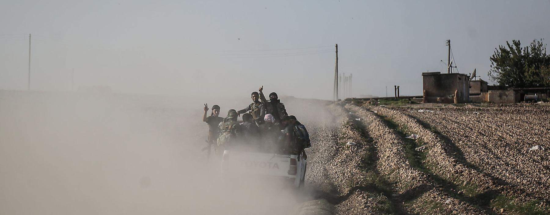 Soldaten der Syrischen Nationalen Armee in Tell Abiad. Die Milizen kämpfen auf der Seite Aserbaidschans auch im Konflikt um Berg-Karabach.