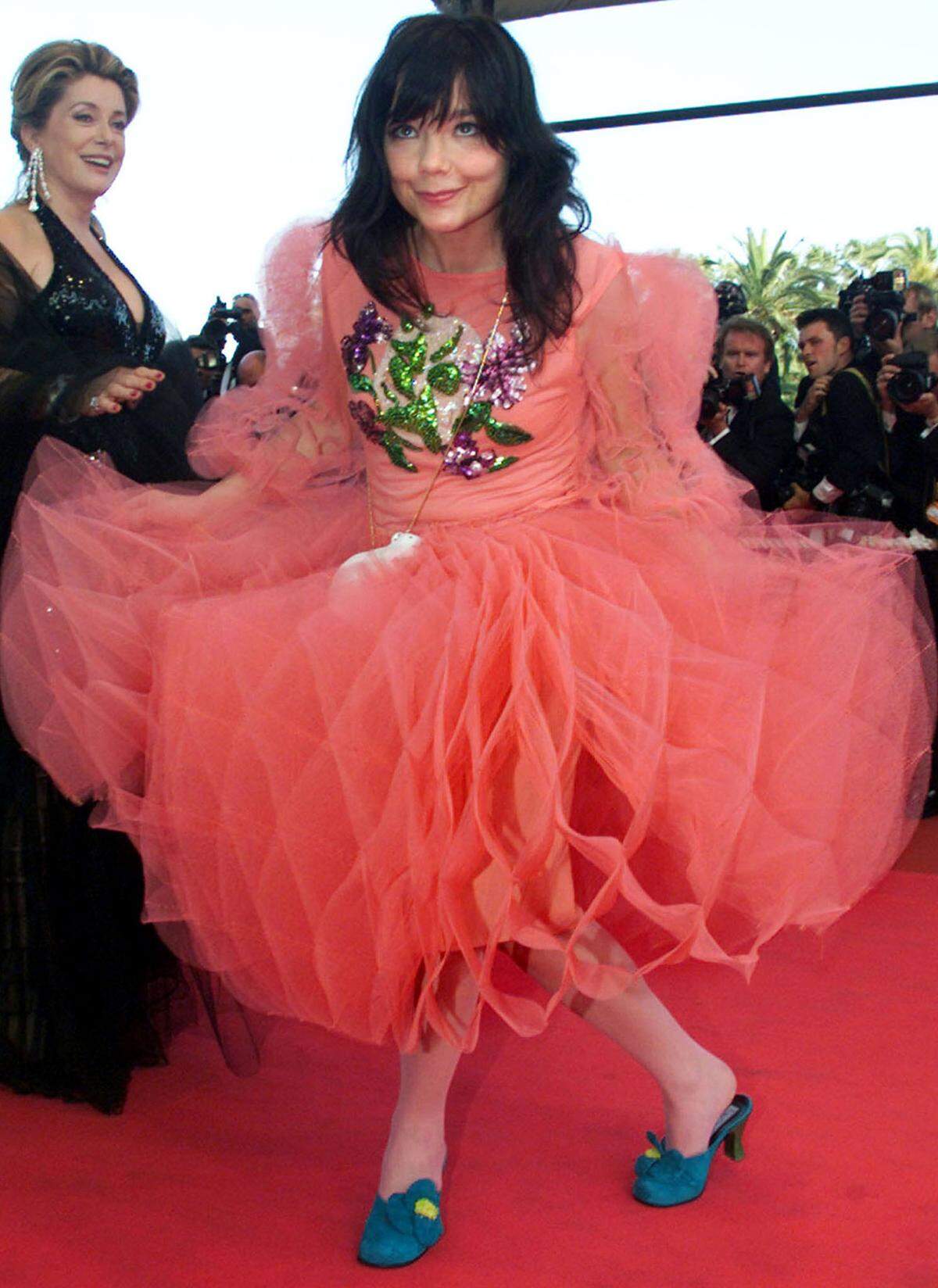 Für ihre exzentrischen Outfits auf dem roten Teppich ist die isländische Musikerin Björk bekannt. In Cannes machte sie 2000 keine Ausnahme.