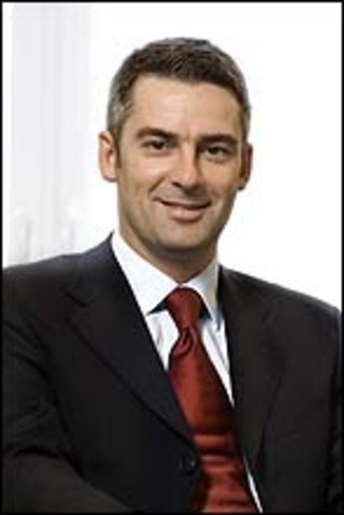 Generationenwechsel auf oberster operativer Führungsebene der Schweizer Versiche-rungsgruppe Helvetia: Verwaltungsratspräsident und CEO Erich Walser tritt mit Ende August 2007 als CEO der Helvetia Gruppe zurück. Zu seinem Nachfolger ernennt der Verwaltungsrat Stefan Loacker (37), den heutigen Generaldirektor der Helvetia Österreich.