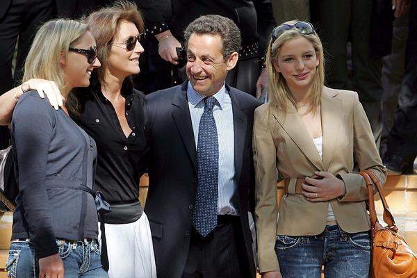 Als Vorgänger von Hollande hatte der konservative Präsident Sarkozy jahrelang mit seinem Liebesleben für Aufsehen gesorgt. Kurz nach seinem Amtsantritt 2007 beherrschte die Scheidung von seiner langjährigen Ehefrau Cecilia die Schlagzeilen. Bild: Sarkozy bei der Präsidentenwahl 2007 mit Cecilia und zwei seiner Töchter