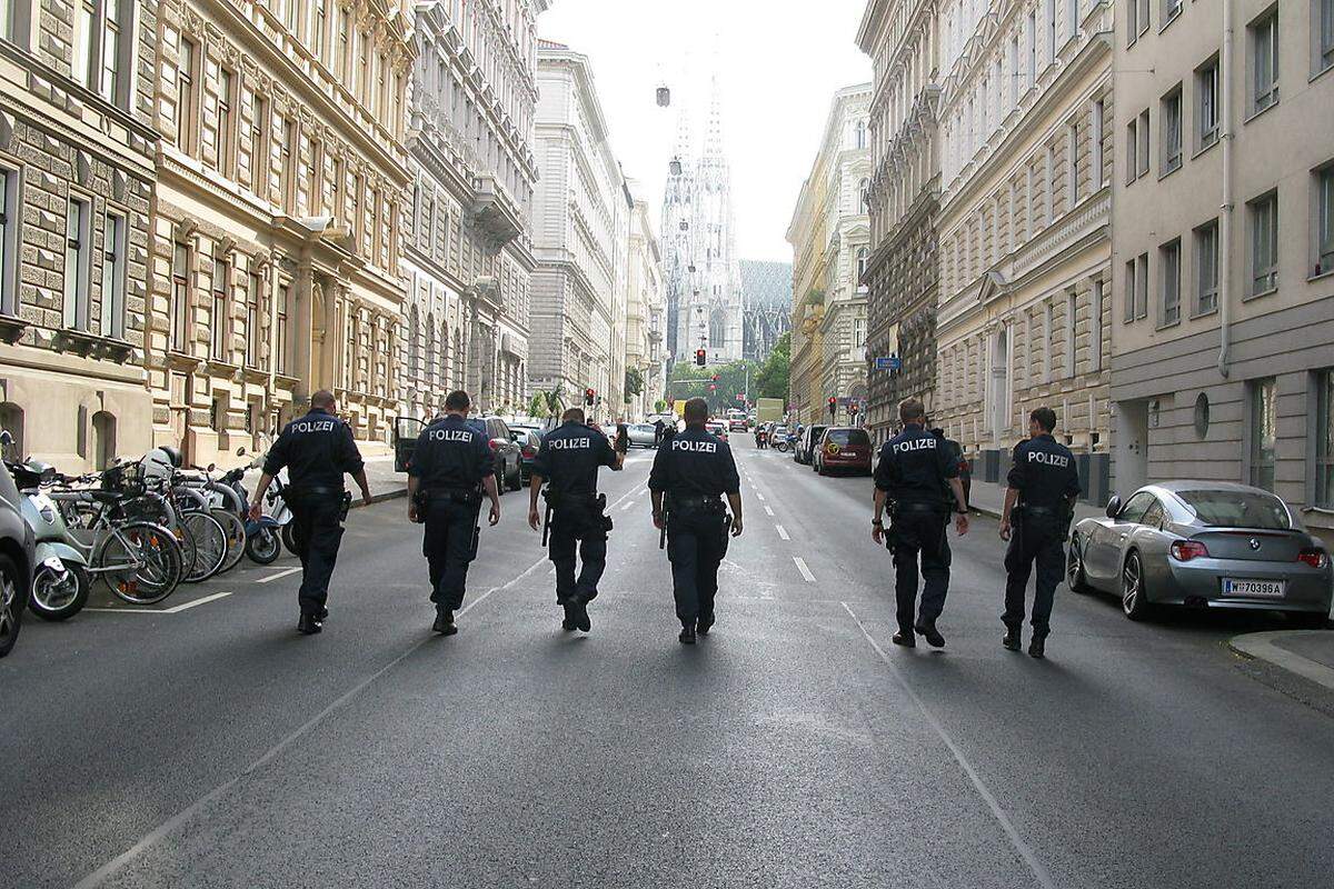 Der Weg der Demonstranten führte - begleitet von einem großen Polizeiaufgebot - auch an der Votivkirche vorbei. Hier waren die acht Pakistani an der Besetzung mitbeteiligt.