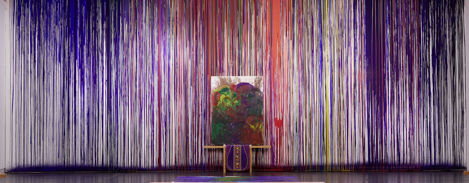 Einblick in die Mistelbacher Ausstellung, im Vordergrund die auf dem Boden arrangierten neuen Blumenbilder, an der Wand ein überarbeitetes älteres Schüttbild.