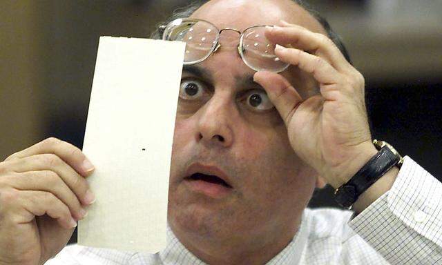 Die Wahl im Jahr 2000 sorgte für Zusatzarbeit der Wahlprüfer. Und die Lochkarten gingen in die Geschichte ein.
