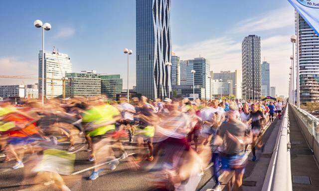 start of 40. Vienna City Marathon, runner, skyline of Donaucity, DC Tower 1, race on bridge Reichsbruecke