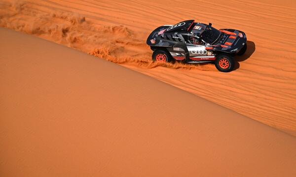 In der Wüste ist Altstar Carlos Sainz in seinem Element.