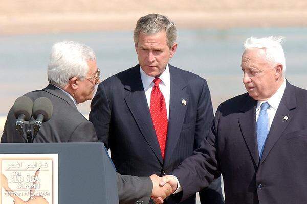 Mit Arafats späterem Nachfolger Mahmoud Abbas gab es den Händedruck: Unter den gestrengen Augen von US-Präsident George W. Bush tauschten die beiden Premierminister vor den Augen der Kameras eine minimale Höflichkeitsgeste aus.