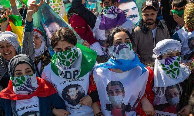 Anhänger der HDP protestieren in Istanbul.