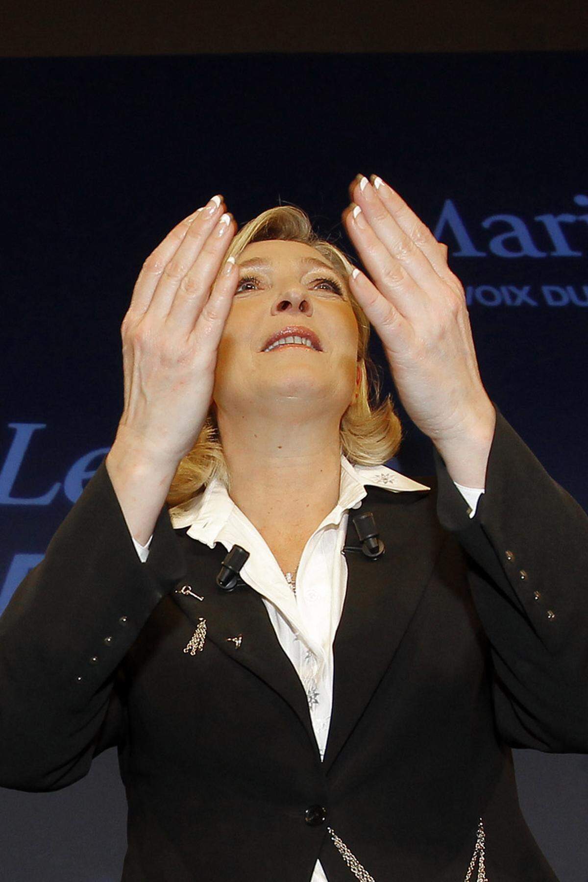 Apropos Front National: Deren Spitzenkandidatin Marin le Pen hat die Stichwahl zwar wie erwartet verpasst, aber das historisch beste Ergebnis für ihre Partei eingefahren. Vor Anhängern feiert Le Pen das Wahlergebnis mit einer Kampfangsage: "Was auch passieren mag in den kommenden 14 Tagen: Die Schlacht um Frankreich hat erst begonnen, nichts wird mehr so sein wie vorher. Das ist erst der Anfang."