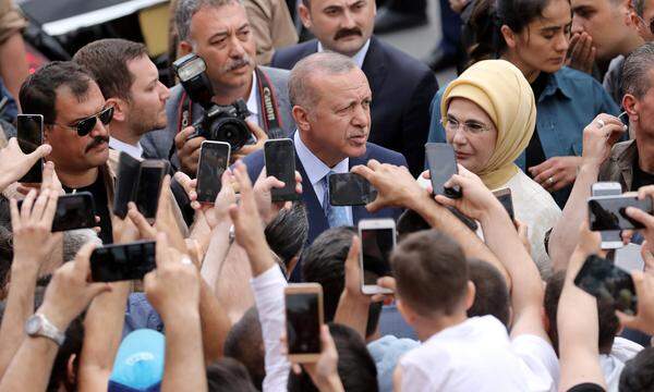 Der Medienandrang um Erdogan und seine Frau Emine war groß. Mit dem Präsidialsystem, das nach der Wahl in Kraft trete, werde das Land eine "demokratische Revolution" erleben, sagte der Wahlfavorit. Künftig wird das Land ohne Premierminister auskommen.