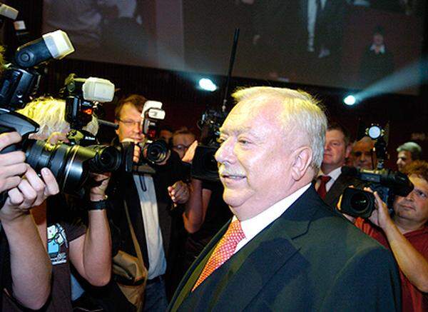 Und dann: Der triumphale Einzug von Bürgermeister Häupl, den Spitzenkandidaten der Wiener SPÖ. Die zahlreichen Fotografen prügelten sich fast um das beste Bild, die Zuschauer feierten "ihren Michl" mit Standing Ovations.