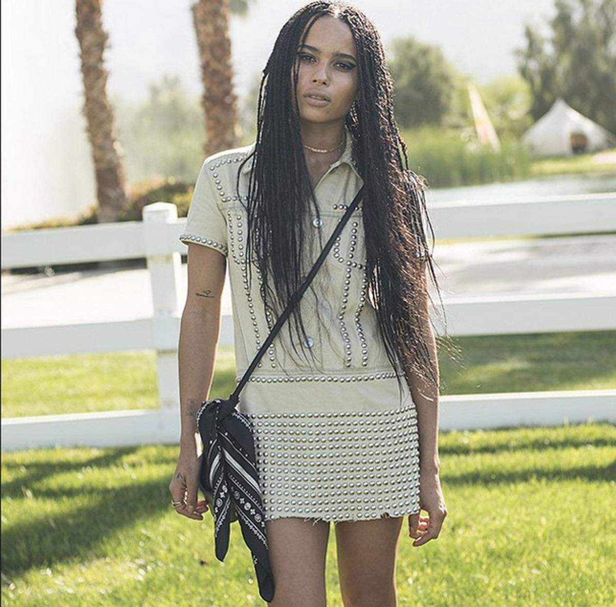 Zoe Kravitz im Nietenlook.