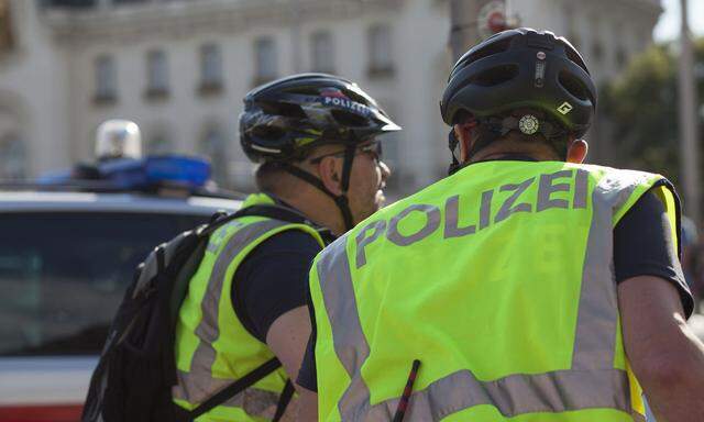 Die Polizei stellte einen Radfahrer, der auf dem Gehsteig gefahren war und vermutlich Drogen genommen hatte.