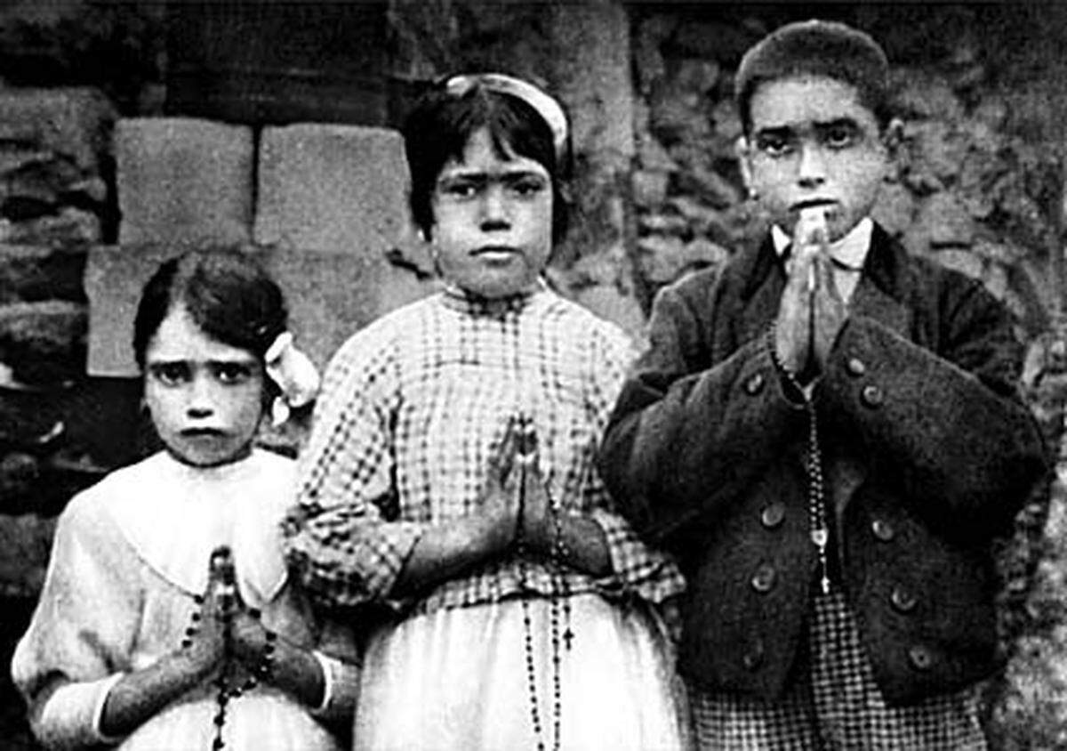 Ähnlich bekannt ist der Wallfahrtsort Fatima in Portugal: Die drei Hirtenkinder Jacinta Dos Santos, Lucia Dos Santos und Francisco Marto haben ihren Angaben zufolge 1917 die Jungfrau Maria gesehen, die ihnen drei Geheimnisse anvertraute. Das Wunder ist von der katholischen Kirche bestätigt worden.