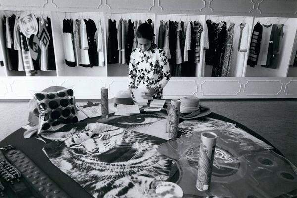 In den 1960er Jahren beginnt er unter seinem eigenen Namen Mode zu entwerfen und baut sein Unternehmen dann kontinuierlich aus.