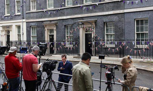 Schon um die Mittagszeit haben sich am Montag vor Downing Street 10 Medienvertreter in Stellung gebracht.