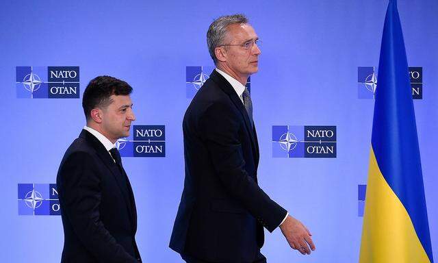 Wolodymyr Selenskyj (li.) und Jens Stoltenberg bei der Pressekonfernez im Nato-Hauptquartier in Brüssel.