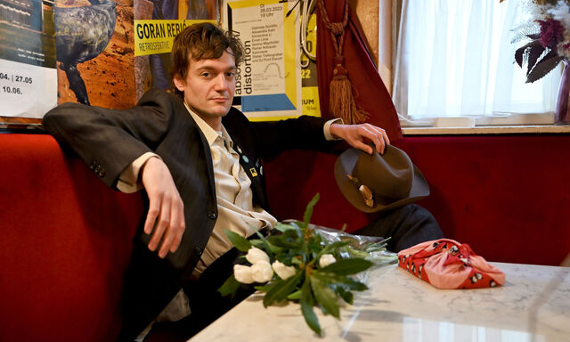 Zur Serienpremiere auf Heimatbesuch bei der Familie: Lucas Englander im Café Alt Wien. 