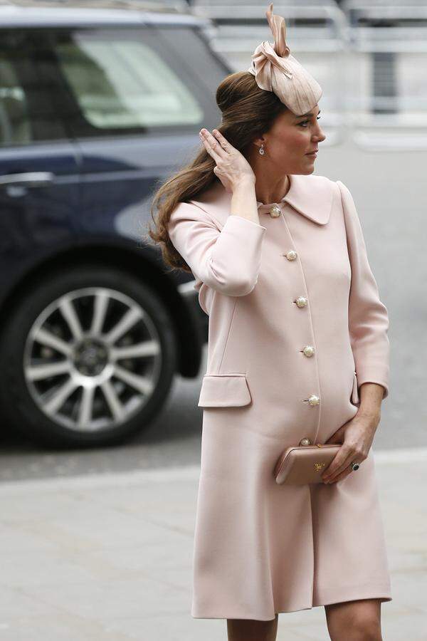 Bei diesem Auftritt verdichteten sich die Gerüchte um einen weiblichen Nachwuchs. In diesem roséfarbenen Alexander-McQueen-Mantel kam sie zum Gottesdienst in der Westminster Abbey anlässlich des Commonwealth-Tags.
