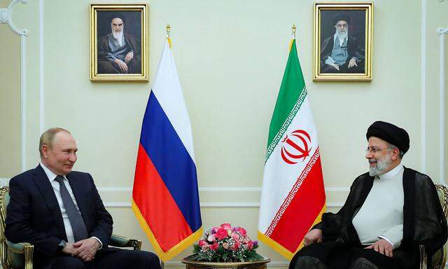 Russlands Staatschef, Präsident Wladimir Putin, bei seinem Treffen mit dem Präsidenten des Iran, Ebrahim Raisi, in Teheran.