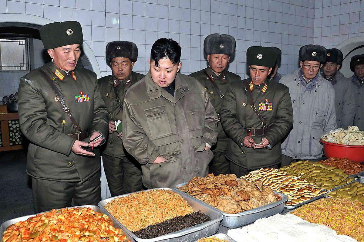 Auch eine Tradition seines Vaters führt Kim III. fort: Er besucht regelmäßig die verschiedensten Betriebe, gibt der Belegschaft gute fachliche Ratschläge und lässt sich dabei fotografisch in Szene setzen. Schon über seinen Vater gab es die satirische Internet-Seite "Kim Jong-il looking at things". Sie wurde mit dem Sohn fortgesetzt.