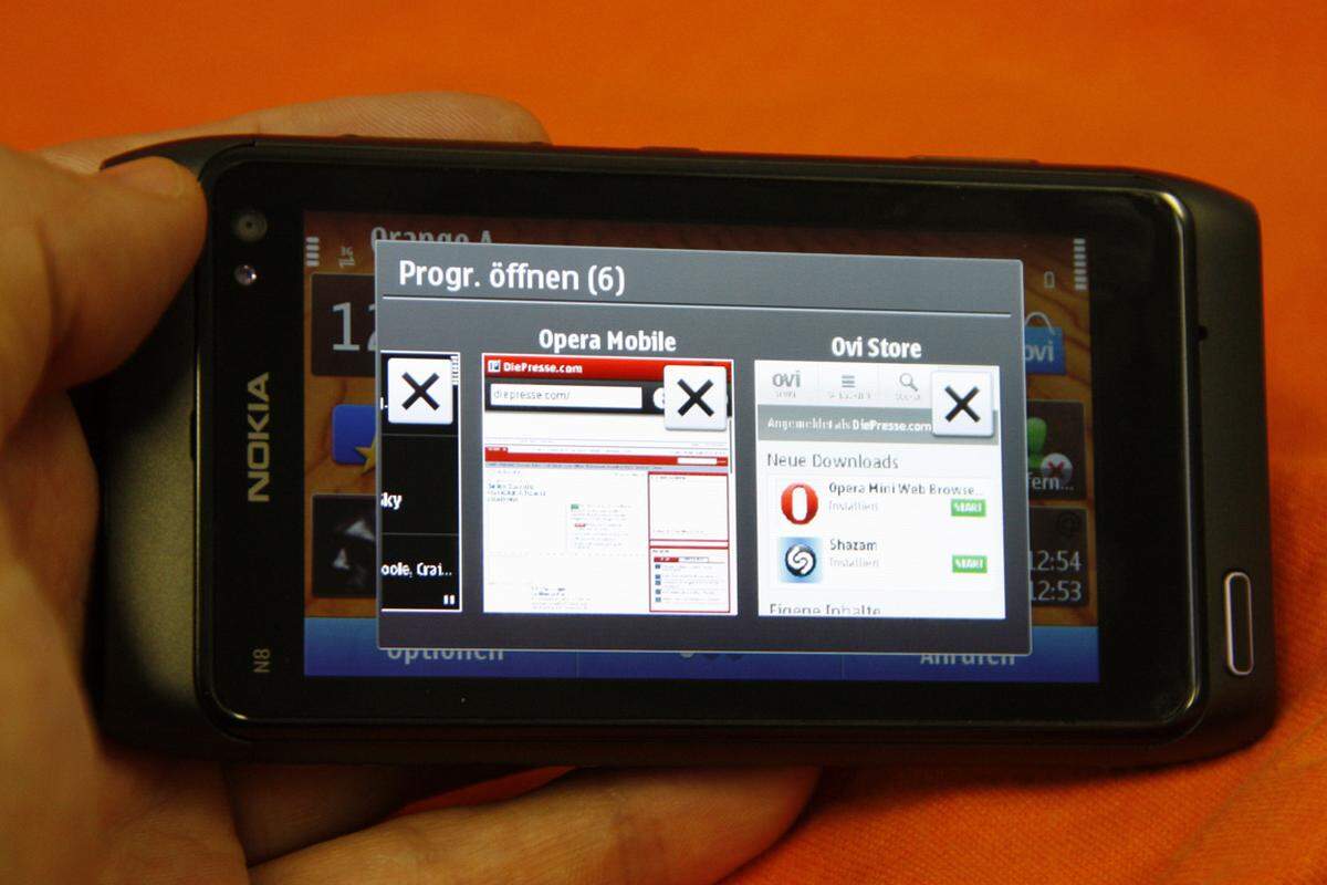 Nokia rühmt sich damit, dass Symbian immer schon Multitasking beherrscht hatte. In der Tat waren kaum Leistungseinbußen zu bemerken, wenn man mehrere Anwendungen im Hintergrund geföffnet hat. Allerdings hat auch das N8 seine Grenzen.