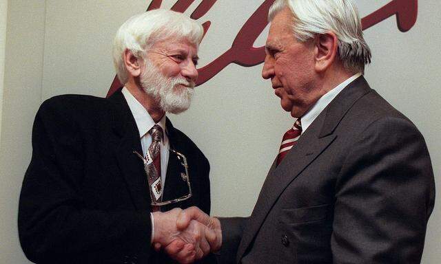 Avnery (links) bei der Überreichung des Bruno-Kreisky-Preises Anfang 1998 in Wien