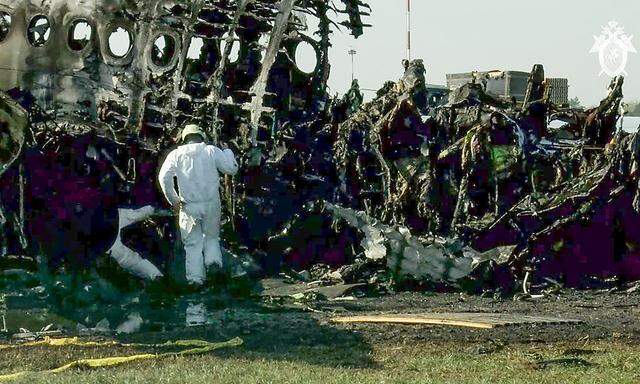 Der hintere Teil des Flugzeugs brannte bei der Notlandung in Moskau völlig aus.