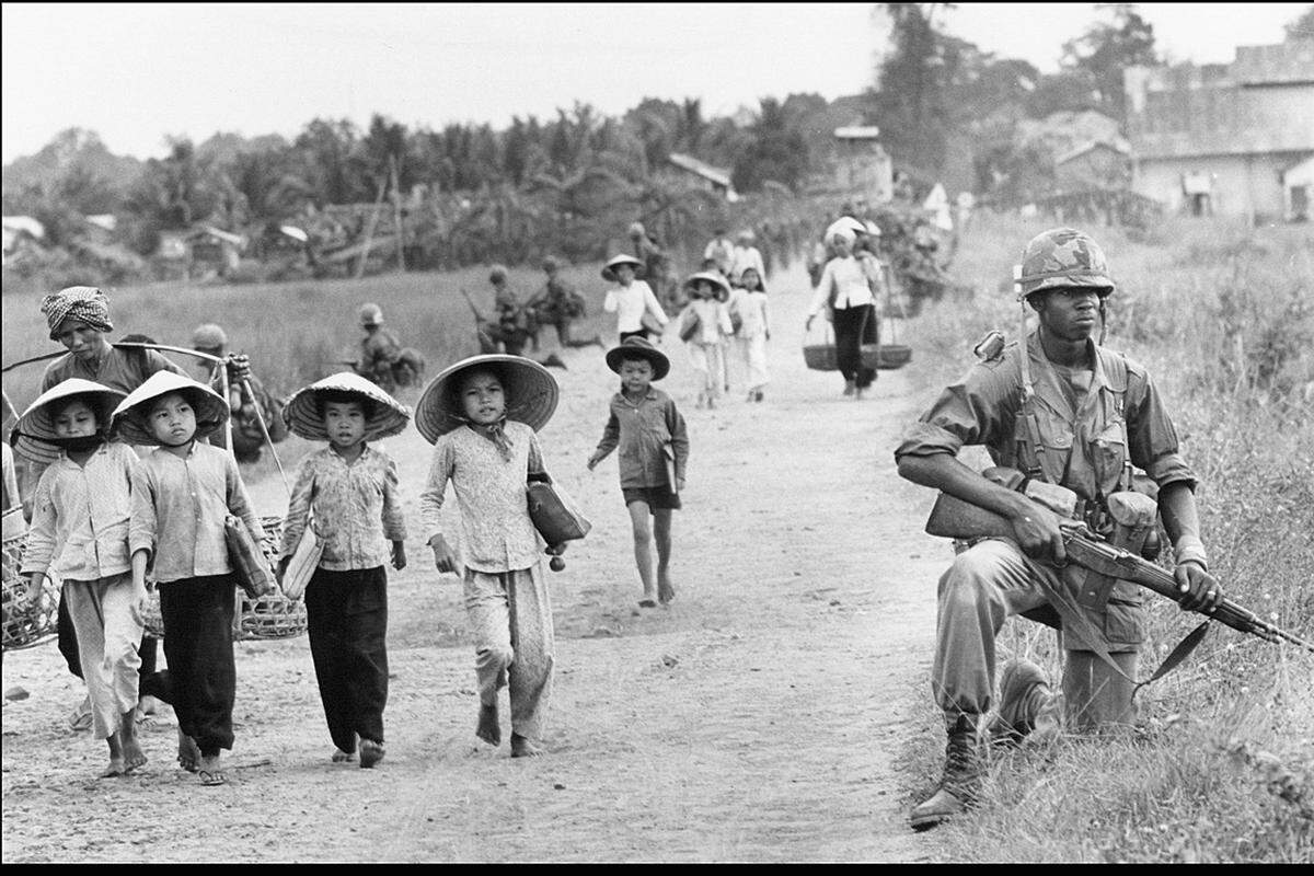 Vietnam, Dezember 1965: Ein US-Soldat patroulliert auf der Straße in der Nähe des Dorfes Xuan Dien.