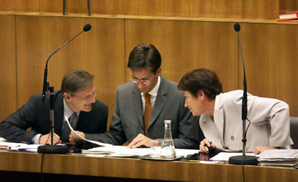 Die schwarz-blaue Regierung beschließt die Einführung einer allgemeinen Studiengebühr in Höhe von 5.000 Schilling (363,36 Euro) pro Semester ab dem Studienjahr 2001/02.